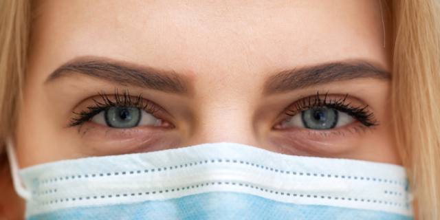 Con la mascherina occhi in primo piano e aumentano i ritocchi