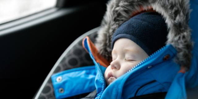 Bambini sul seggiolino auto senza i giubbotti imbottiti