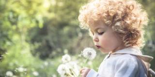 Prevenire le allergie ai pollini: ecco come aiutare i bambini