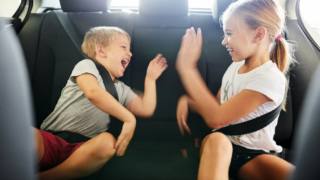 Viaggiare con i bambini, ecco come organizzarsi tra seggiolini, giochi e cibi adatti