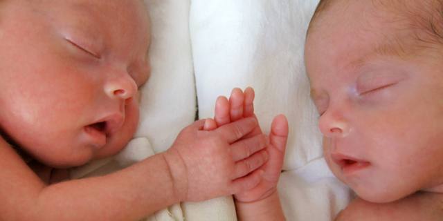 Parti gemellari in aumento: come prevenire i rischi in caso di fecondazione assistita