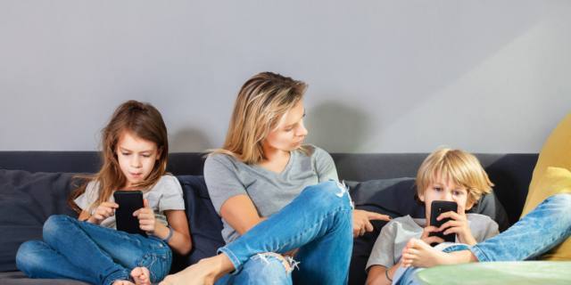 Cellulari causa di infiniti conflitti fra genitori e figli