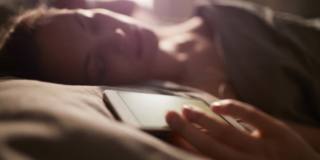 Smartphone e sonno non vanno d’accordo e la modalità notturna non migliora le cose