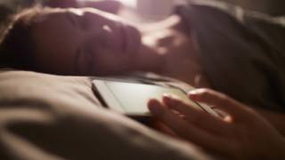 Smartphone e sonno non vanno d’accordo e la modalità notturna non migliora le cose