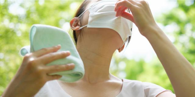Mascherina, ecco come alleviare i fastidi con il caldo