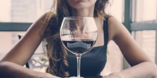 Le donne in età fertile dovrebbero smettere di bere alcolici. Lo dice anche l’Oms