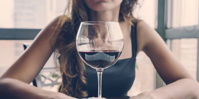 Le donne in età fertile dovrebbero smettere di bere alcolici. Lo dice anche l’Oms