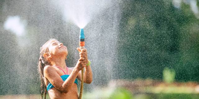 Con il caldo salgono i rischi di tachicardia, febbre e colpo di calore nei bambini