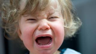 Fa i capricci o ha davvero male? Come capire perché il bambino piange