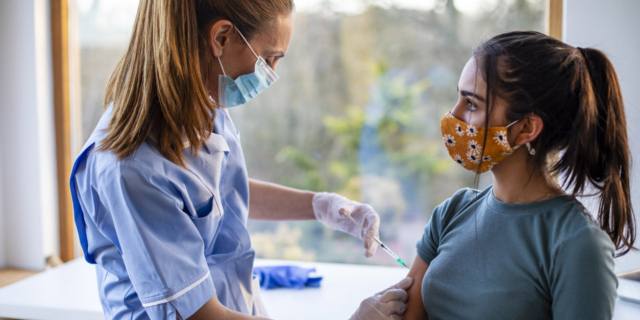 Adolescenti: vaccino contro il Covid-19 negli under 15, perché sì