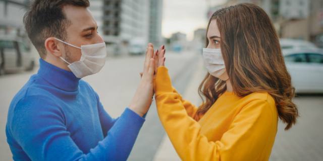 Niente umorismo sul Covid: il rapporto di coppia può risentirne