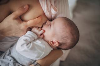 Bambini prematuri: il latte materno fa bene al cuore