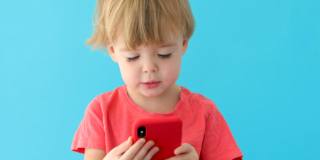 Dispositivi digitali per i bambini troppo presto: attenzione a questi rischi