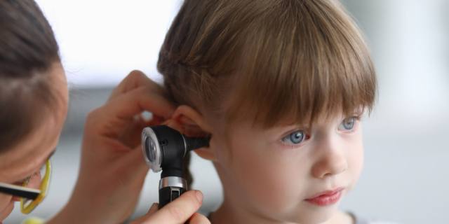 Mal d’orecchio nei bambini: da cosa dipende e come si cura