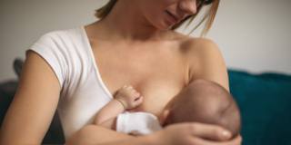 Il latte materno protegge contro il Covid-19: la scoperta degli esperti