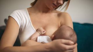 Il latte materno protegge contro il Covid-19: la scoperta degli esperti