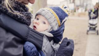 Marsupio porta-bimbi, come indossarlo in sicurezza