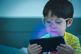 L’uso dello smartphone favorisce la miopia nei bambini