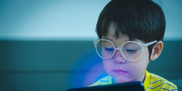 L’uso dello smartphone favorisce la miopia nei bambini
