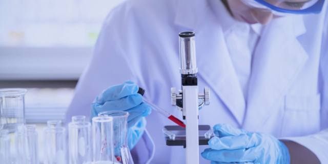 Donne, giovani e non fumatori: per loro la risposta al vaccino anti-Covid 19 è migliore