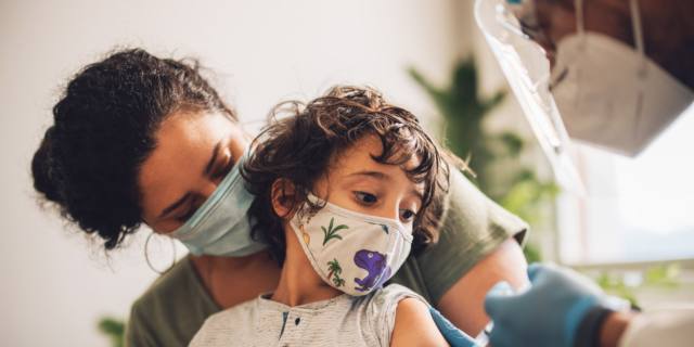 I danni del Covid-19 sui bambini spiegati dagli esperti nel Libro Verde