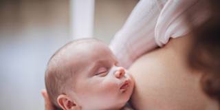 Il latte materno protegge dal Covid-19: ecco come e perché