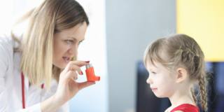 Cura dell’asma nei bambini, la speranza dai farmaci biologici