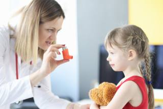 Cura dell’asma nei bambini, la speranza dai farmaci biologici
