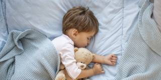 Il sonno dei neonati regolare previene il sovrappeso da grandi