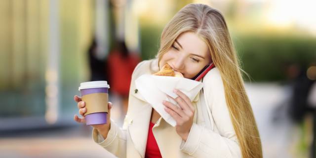 Colesterolo alto: perché mangiare in fretta raddoppia il rischio?