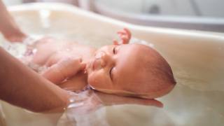 Come si fa il primo bagnetto al neonato?