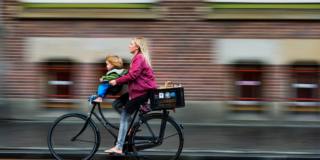 Come proteggere i bambini dall’inquinamento? Le regole per la bicicletta