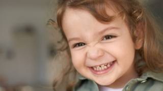 Macchie bianche sui denti dei bambini? Attenzione alle cause