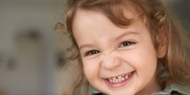 Macchie bianche sui denti dei bambini? Attenzione alle cause