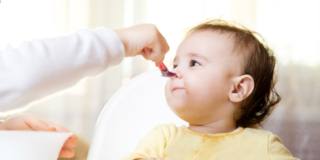 Reflusso importante in una bimba di 4 mesi: meglio anticipare lo svezzamento? Reflusso importante in una bimba di 4 mesi: meglio anticipare lo svezzamento?