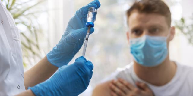 Il Covid danneggia la fertilità maschile? Il vaccino la difende