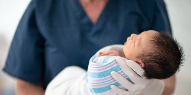 Nascite, record negativo nel 2021. Perché in Italia si fanno sempre meno figli?