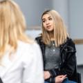 endometriosi e adolescenza, una ragazza parla con la ginecologa