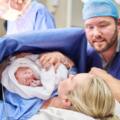 donna in sala parto con neonato