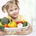 bambina con un cesto di frutta a verdura