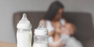 mamma allatta al seno il neonato ma non ha abbastanza latte per il bebè