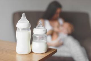 mamma allatta al seno il neonato ma non ha abbastanza latte per il bebè