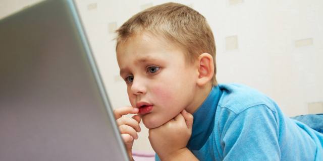 Ragazzi e pc: quali sono le conseguenze psicofisiche se stanno troppe ore collegati?