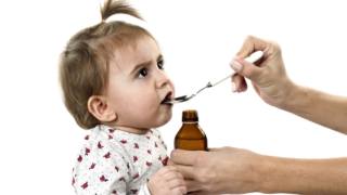La variante Omicron causa tosse nei bambini: come comportarsi?