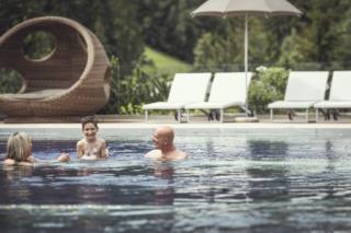 al grand hotel cavallino bianco di ortisei ci si rilassa in piscina
