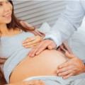 medico fa controlli a donna in gravidanza ultimo mese