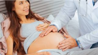 medico fa controlli a donna in gravidanza ultimo mese