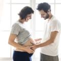 uomo impara a diventare padre dalla gravidanza della partner