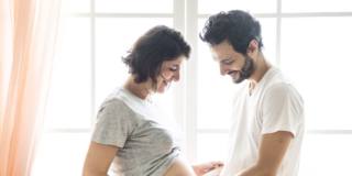 uomo impara a diventare padre dalla gravidanza della partner
