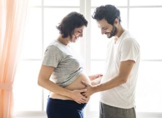 uomo impara a diventare padre dalla gravidanza della partner
